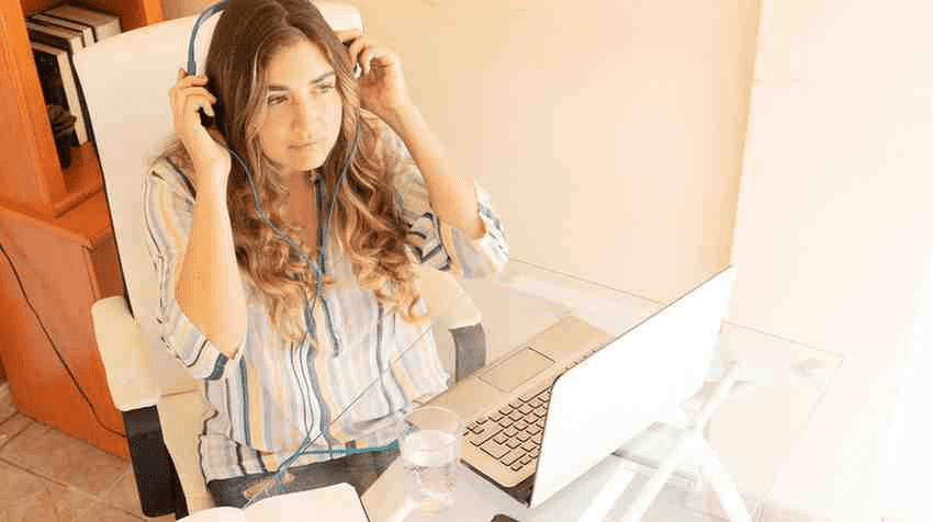 A student doing online studying and preparing for COMLEX Level 1